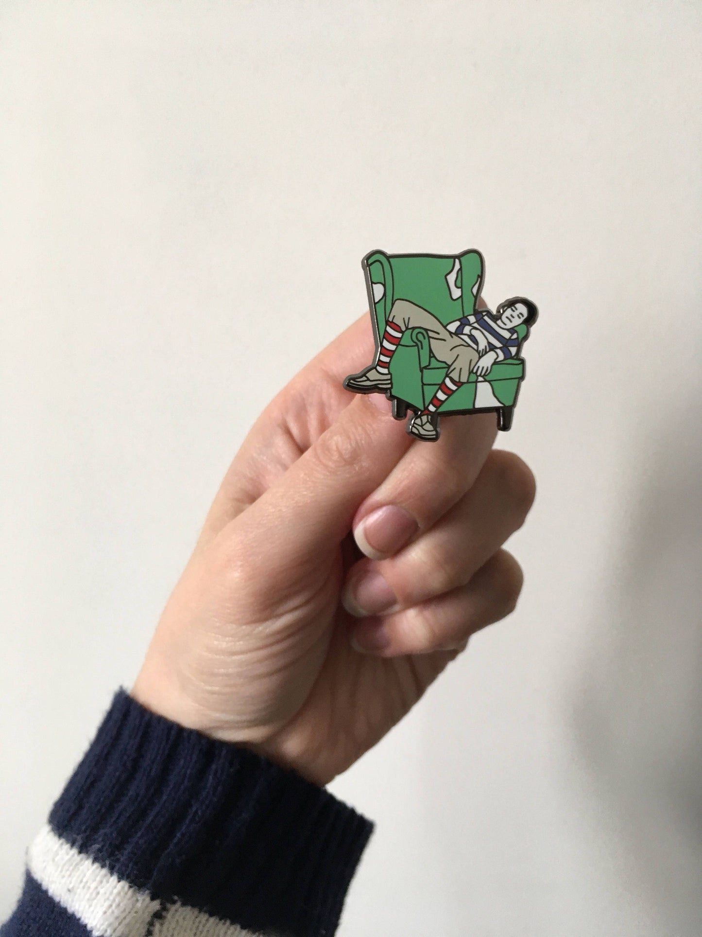 Hard enamel lazy man pin