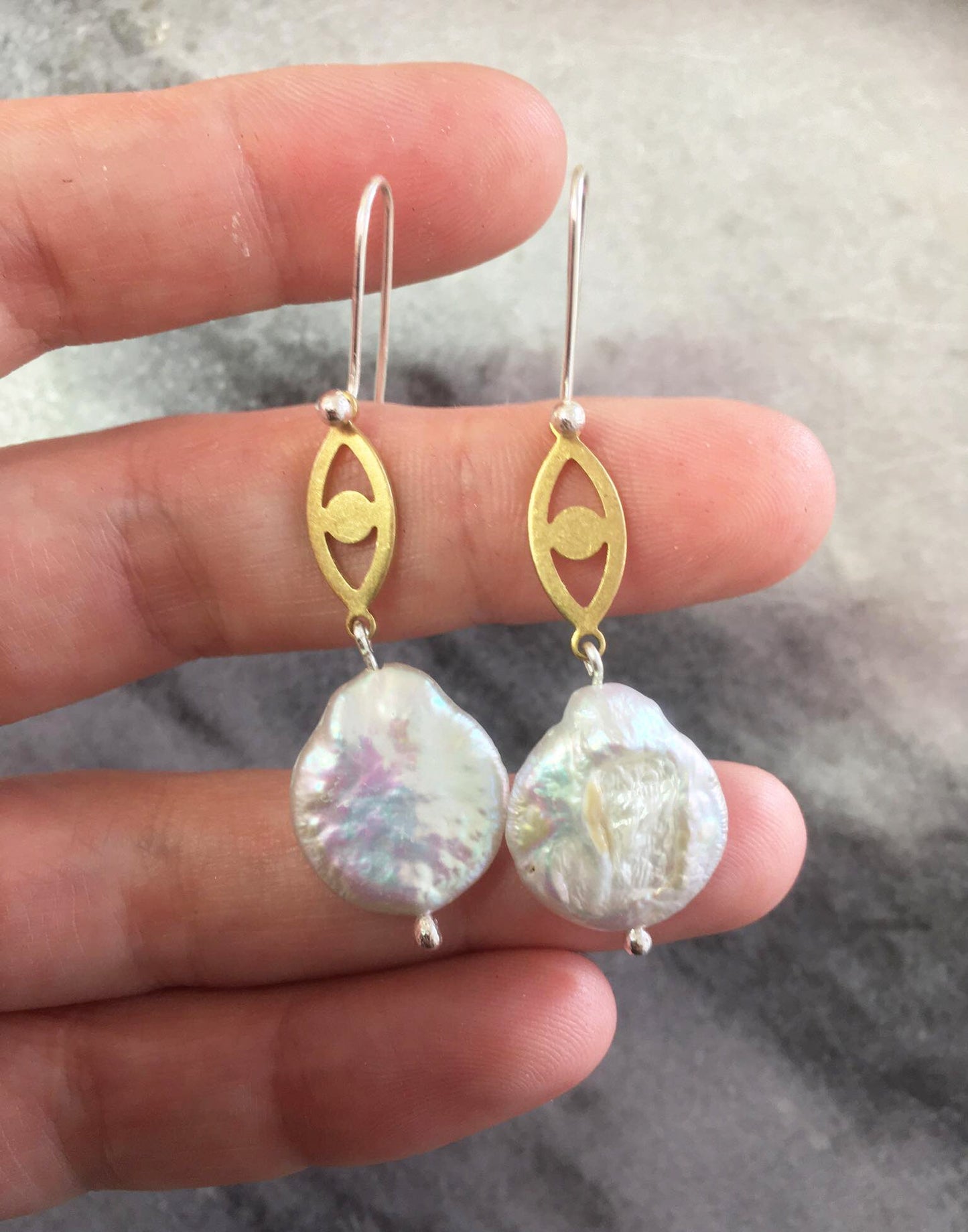 Lumi earrings, brass, pearl and silver hooks