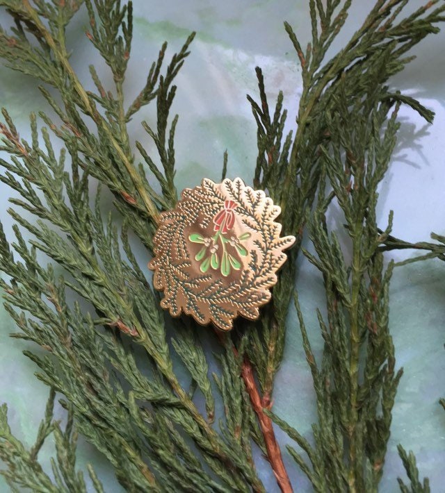 Christmas wreath enamel pin