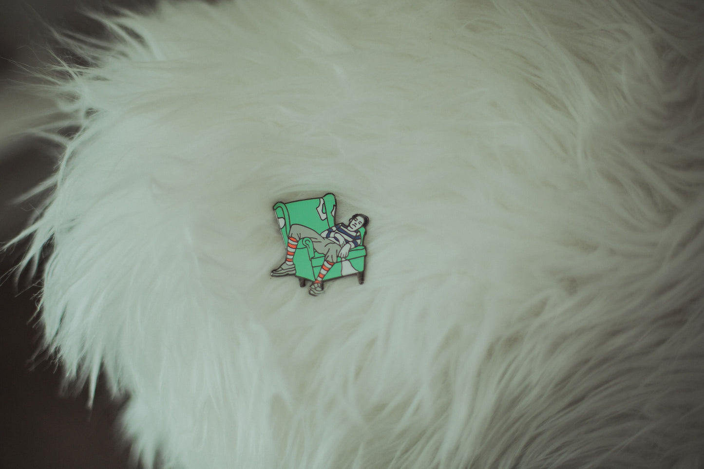 Hard enamel lazy man pin