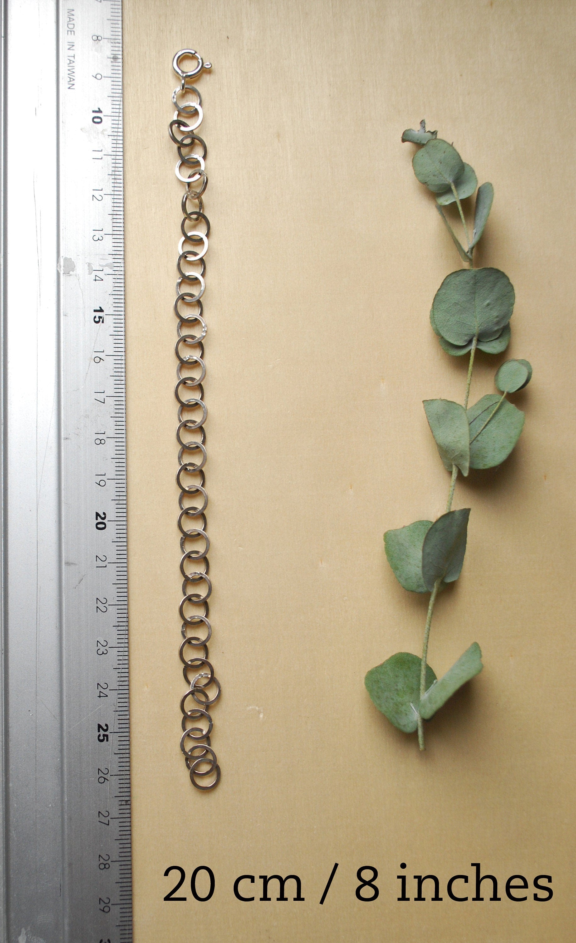 Round bracelet, square wire links