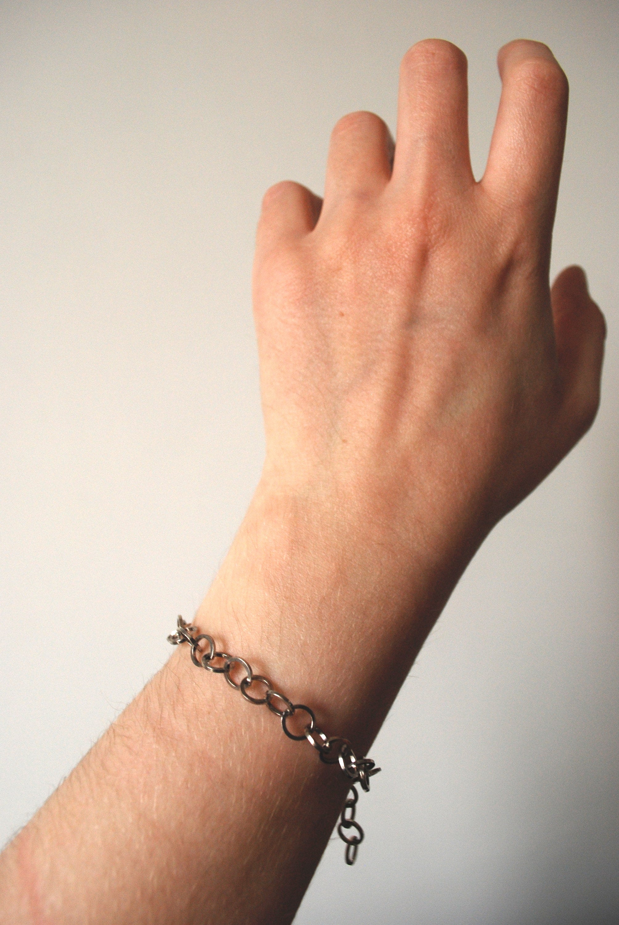 Round bracelet, square wire links