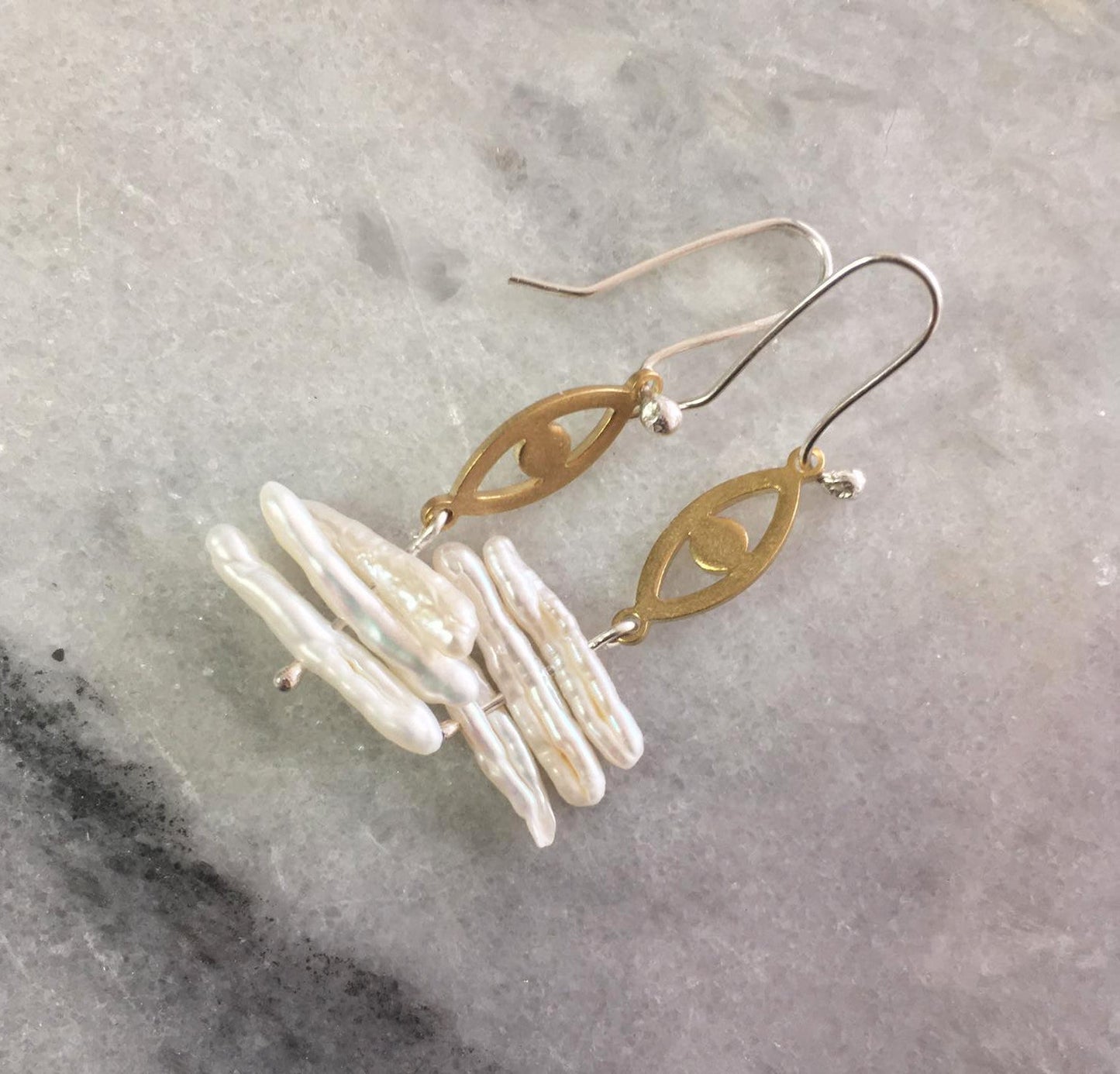 Lyra earrings, brass, pearl and silver hooks