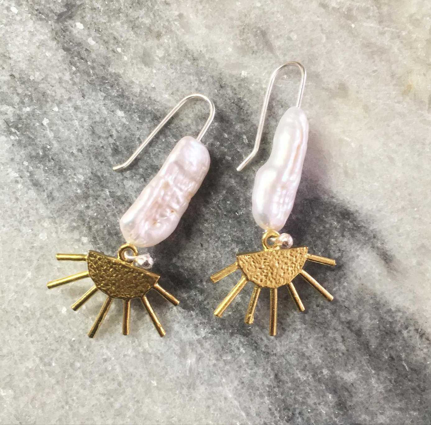 Sola earrings, brass, pearl and silver hooks