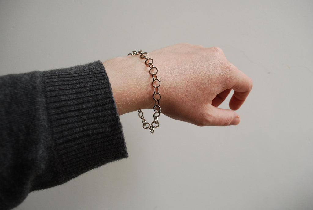 Round bracelet, square wire links