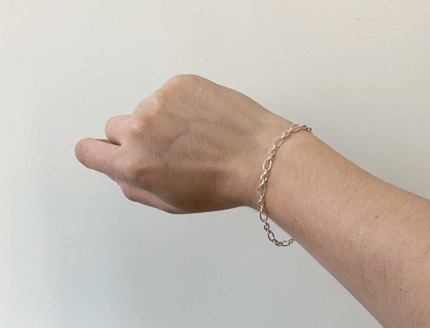 Izar bracelet, oval and round loops