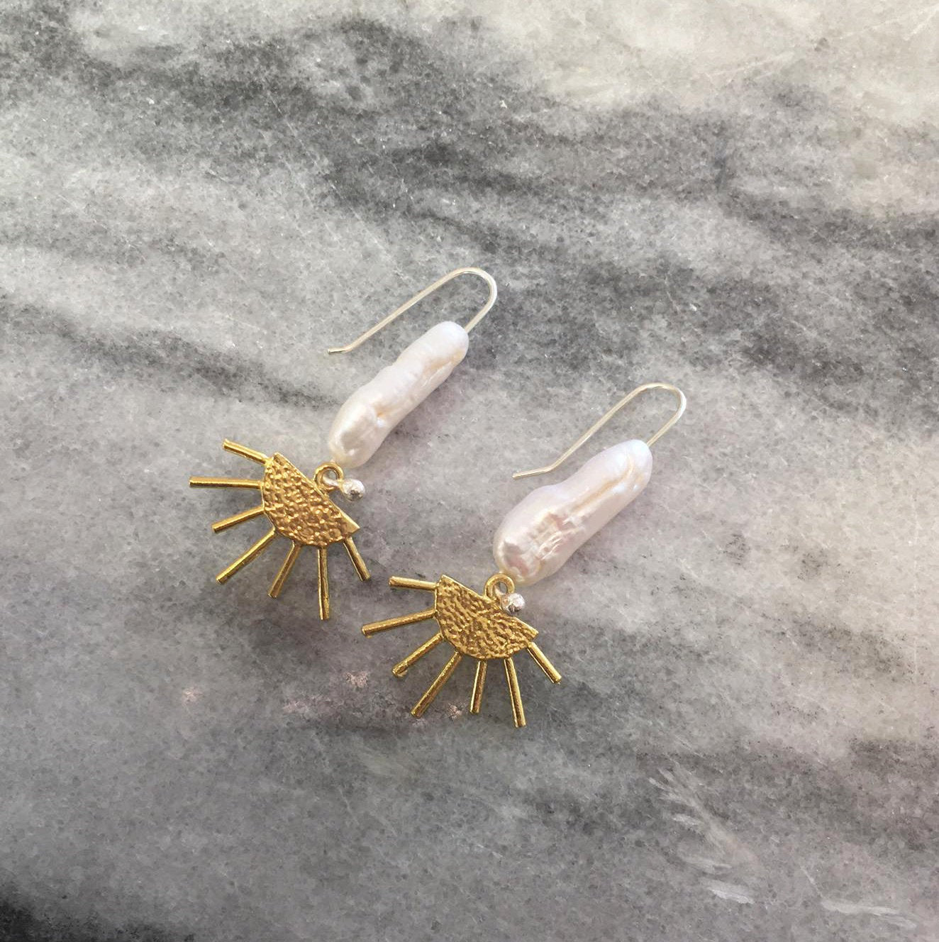 Sola earrings, brass, pearl and silver hooks