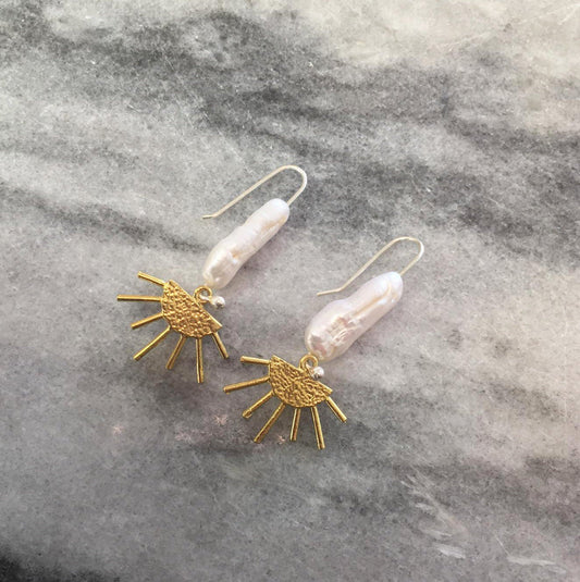 Sola earrings, brass, pearl and silver hooks