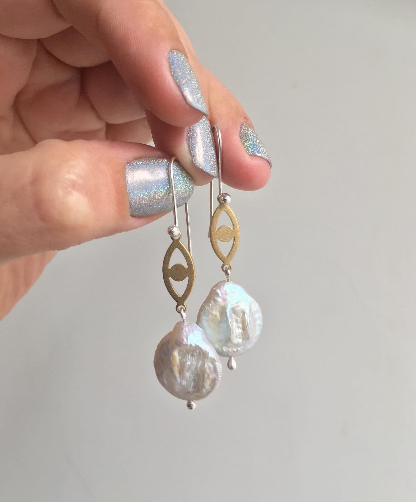 Lumi earrings, brass, pearl and silver hooks