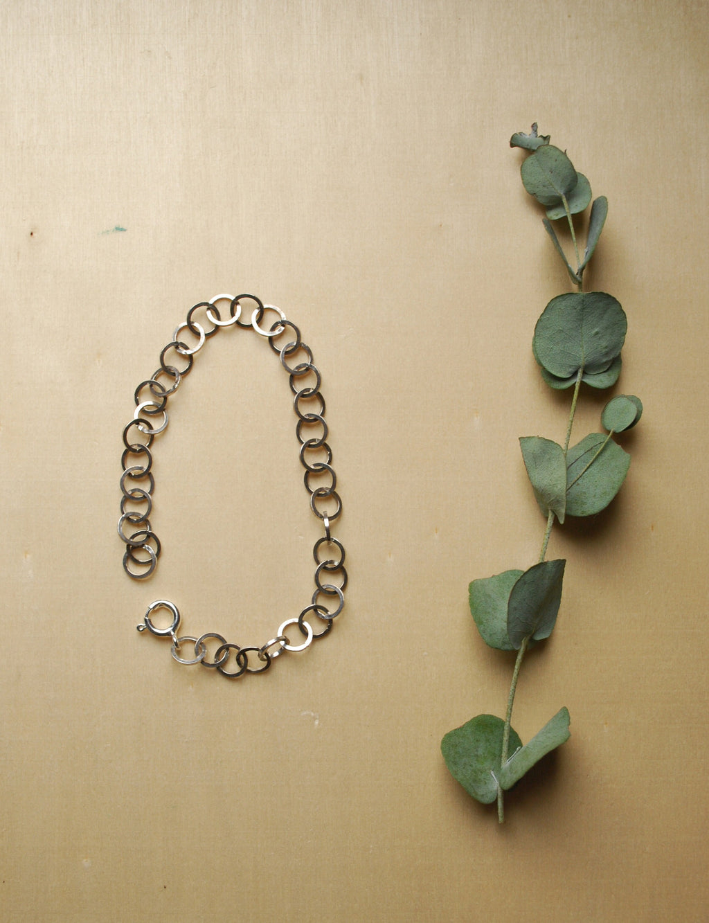 Round bracelet, square wire links