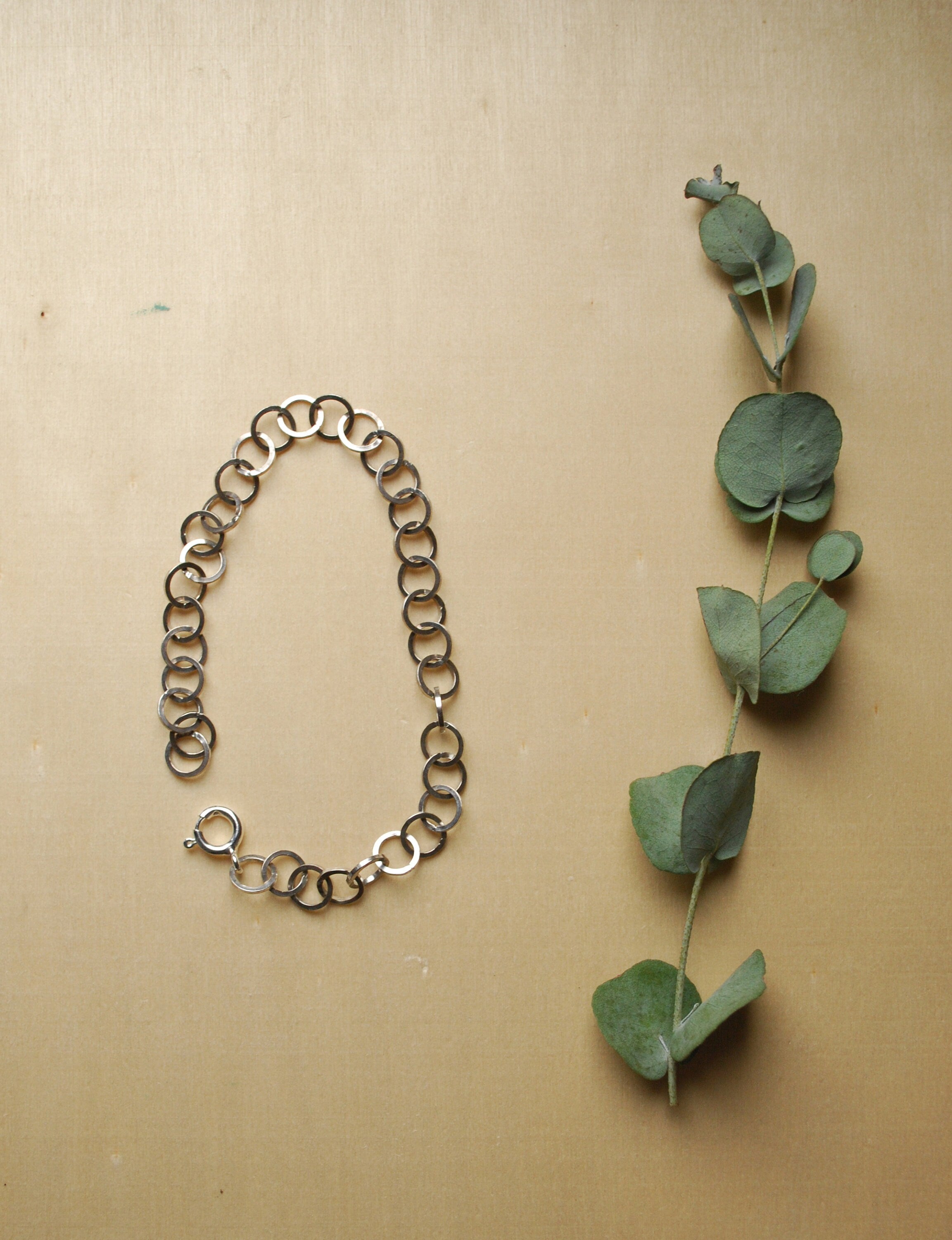 Round bracelet, square wire links
