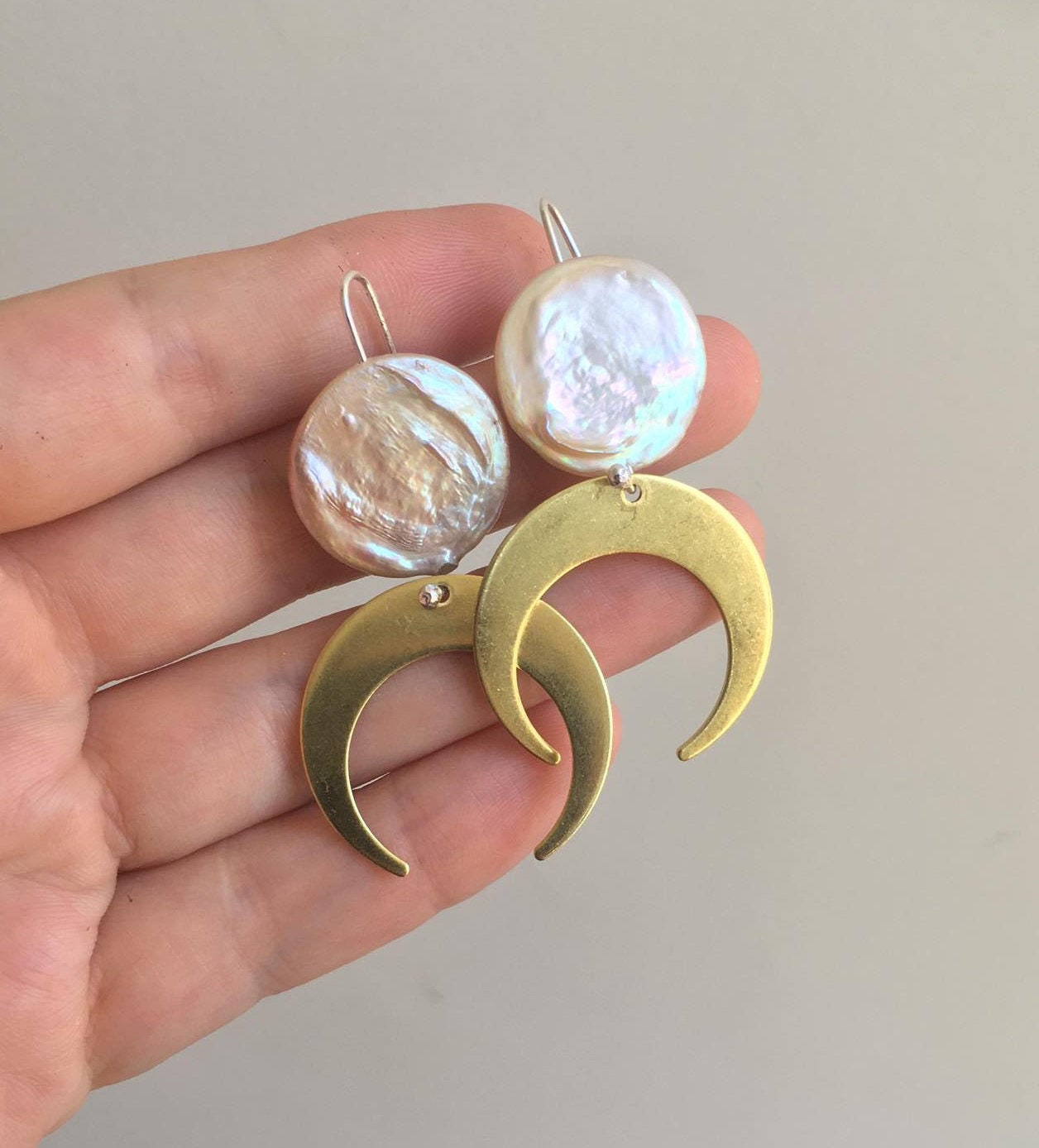 Macy earrings, brass, pearl and silver hooks