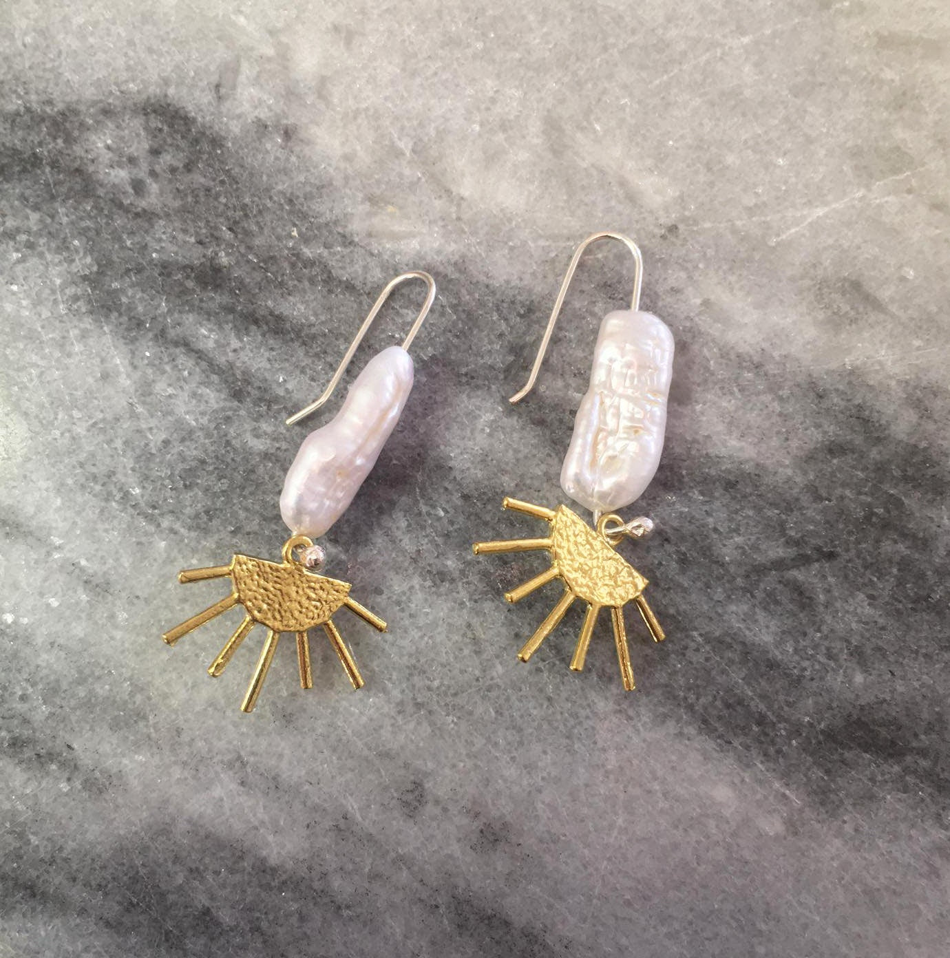 Sola earrings, brass, pearl and silver hooks